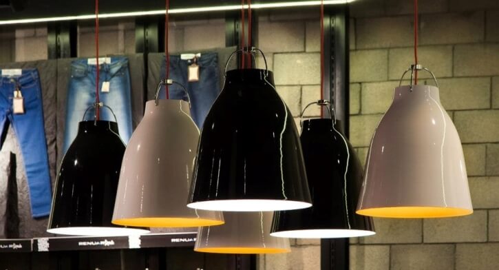 מנורות תלויןת בפרויקט תאורה ברשת חנויות רנואר