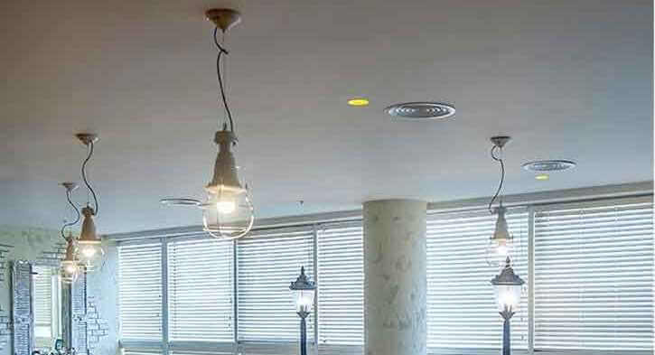 מנורות תקרה בפרויקט תאורה במשרדי החברה הגיאוגרפית בתל אביב