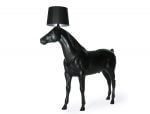 תאורת חוץ עומדים דגם HORSE LAMP של מותג תאורה MOOOI